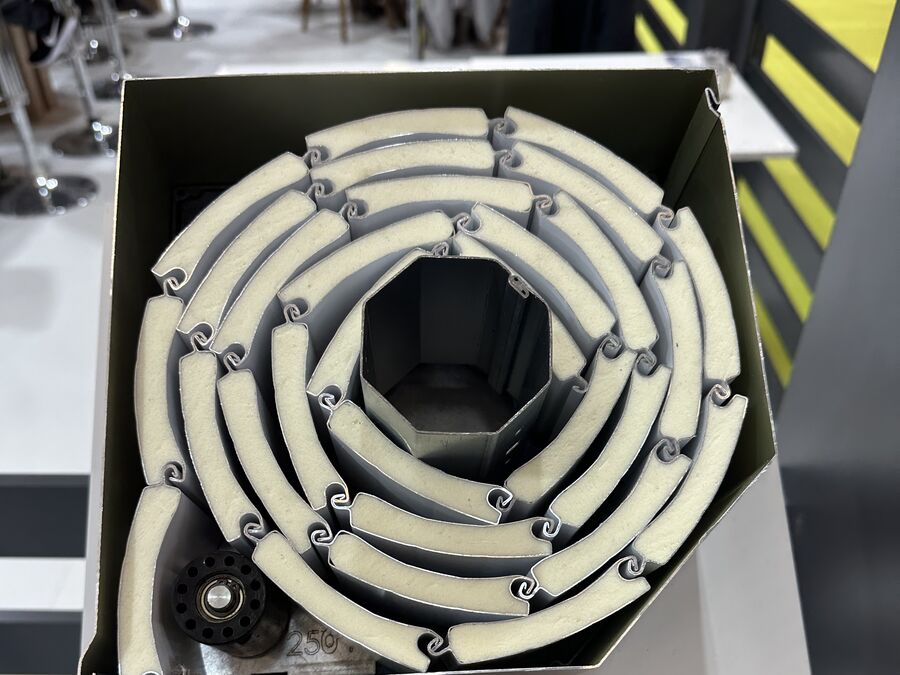 Secțiune casetă de rolete — lamele din aluminiu rulate pe axul cu motor